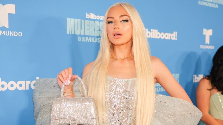 Caroline Derpienski została posądzona o noszenie podróbek