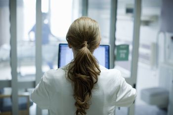 Lekarze "odpłyną" do prywatnego systemu? "Nie można wykluczyć"