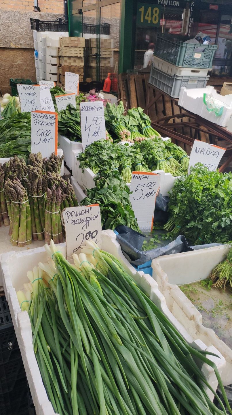 Na bazarze przy Hali Mirowskiej pół kg szparagów kupimy za 9 zł