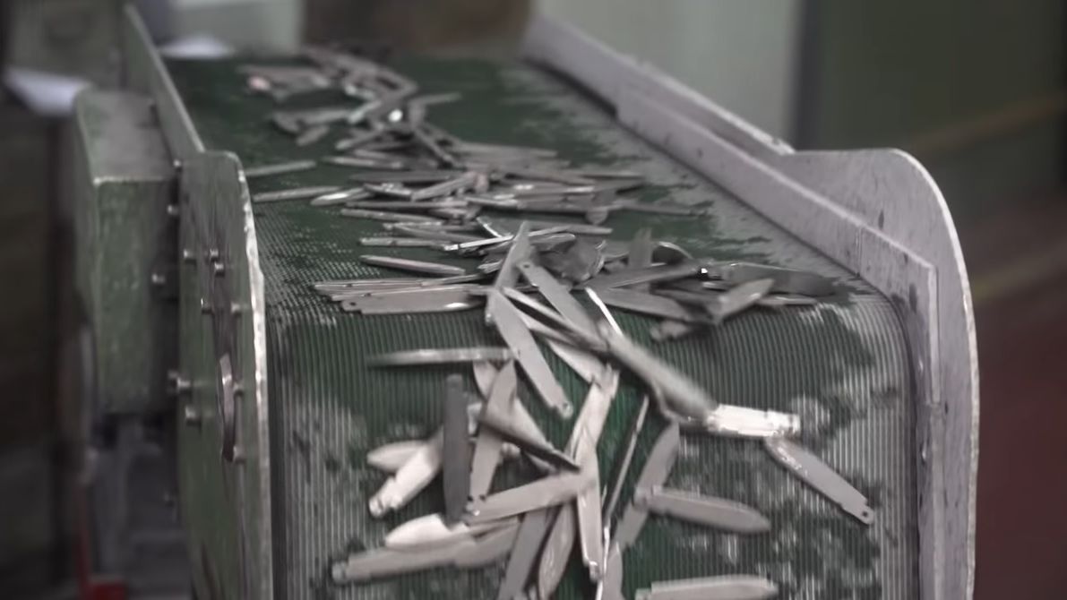 Uczta dla oczu. Zróbcie sobie przerwę i zobaczcie, jak powstają szwajcarskie scyzoryki wojskowe 1