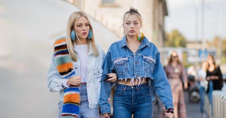 Kurtki jeansowe z sieciówek na lato 2020. Stylowe modele do 150 zł