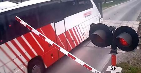 Autobus wjechał na tory. Podróżowali nim niepełnosprawni pielgrzymi