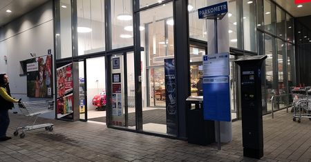 Weź bilet, bo zapłacisz karę! Kolejny market wprowadza opłaty za parkowanie