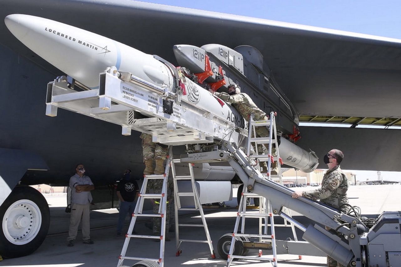 Pocisk AGM-138A ARRW pod skrzydłem B-52