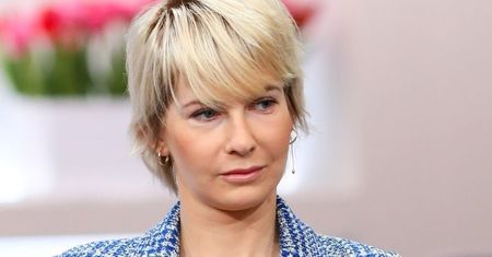 Nieustraszona Edyta Pazura wygrzewa się na basenie z NOGĄ W GIPSIE (FOTO)