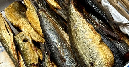 Zbija cholesterol i trójglicerydy. Tania i łatwo dostępna ryba