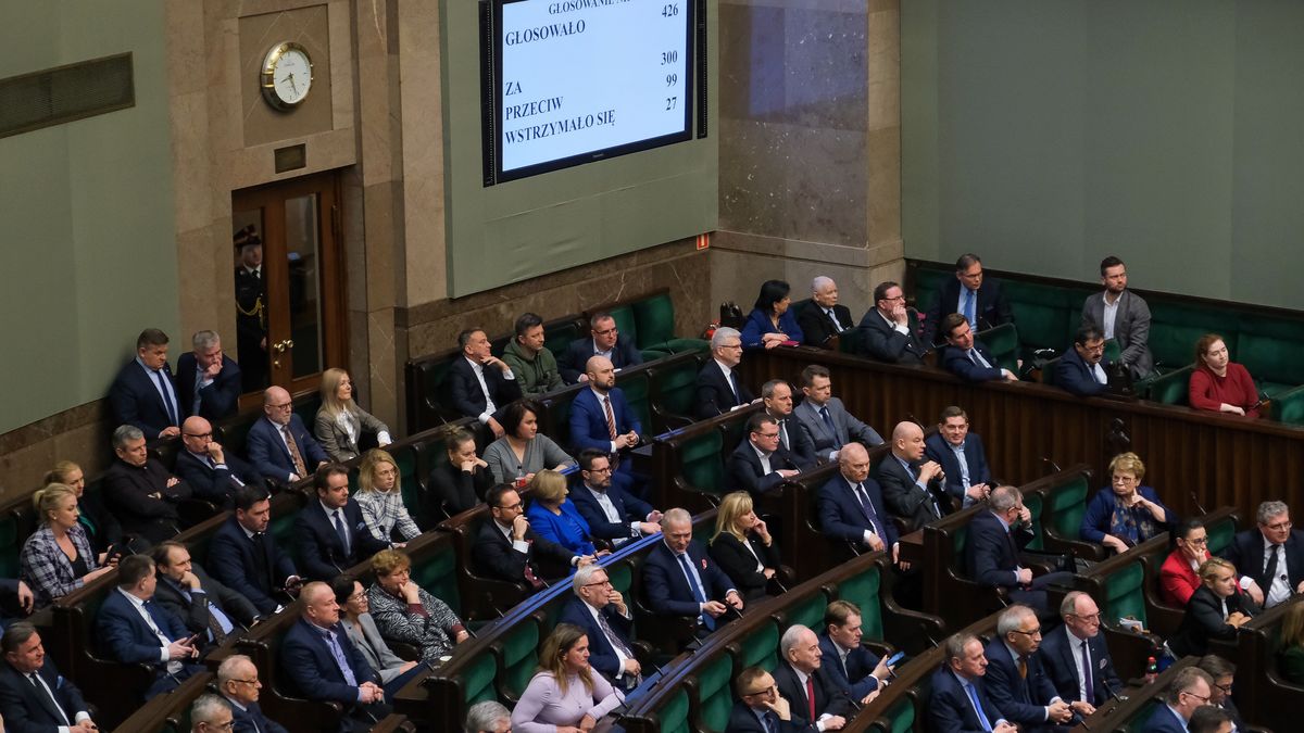 Warszawa, 07.03.2023. Posłowie na sali obrad w Sejmu w Warszawie, 7 bm. Sejm odrzucił w pierwszym czytaniu obywatelski projekt dotyczący przerywania ciąży. (ad) PAP/Mateusz Marek