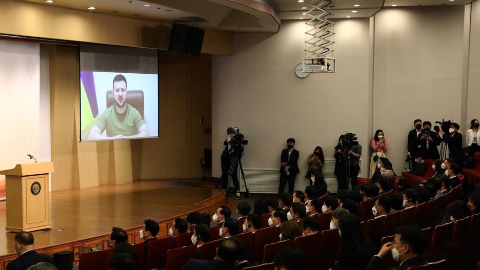 Prezydent Ukrainy Wołodymyr Zełenski przemawia przed parlamentem Korei Południowej