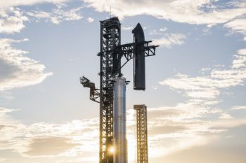 To będzie widowisko. Musk chce złapać oba człony lądującego Starshipa