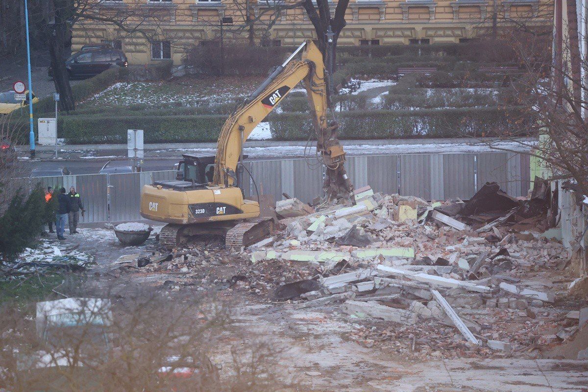 Legnica: Były sklep przez miesiące był niszczony przez wandali, właśnie kończy się jego rozbiórka