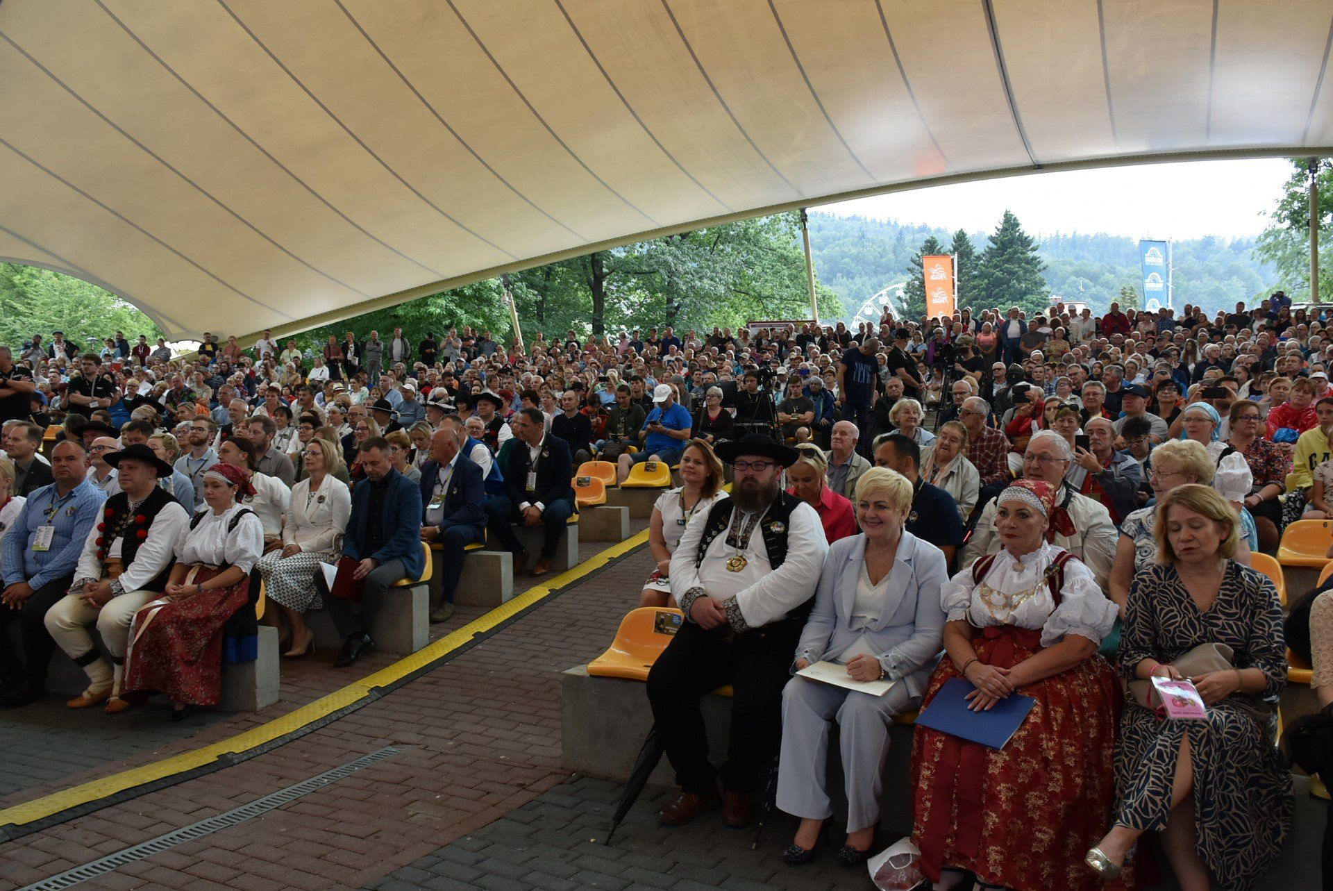 Część uczestników Tygodnia Kultury Beskidzkiej przeszła w korowodzie ulicami Wisły