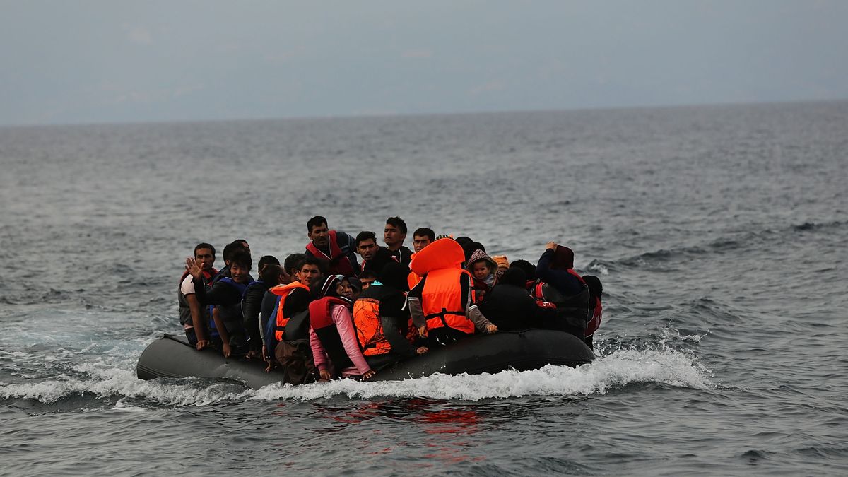 Co roku tysiące migrantów usiłują przedostać się do Wielkiej Brytanii na prowizorycznych tratwach i pontonach