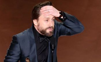 Zarabia miliony w Hollywood. Jego matka żyje w biedzie