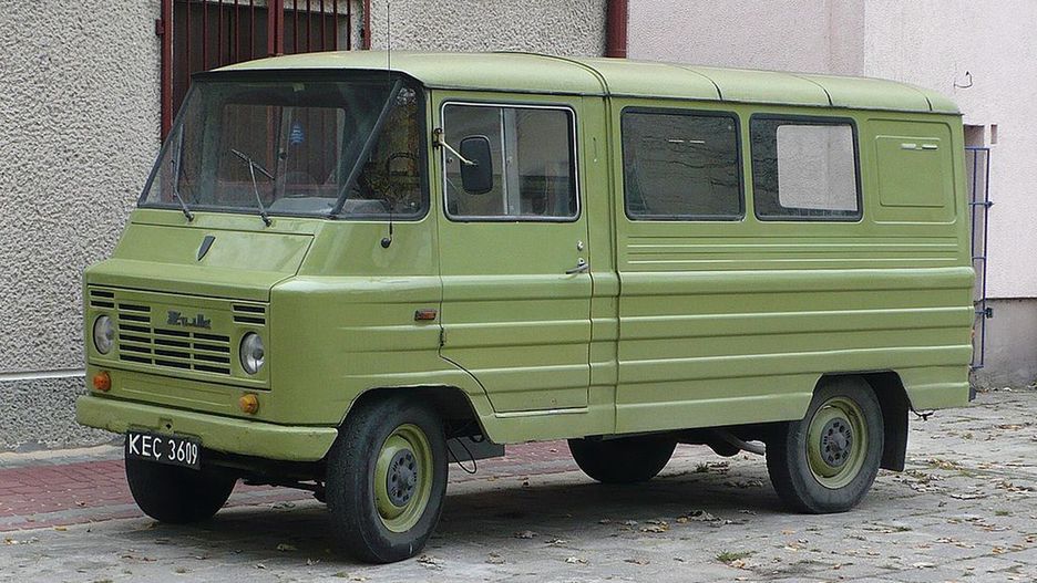 Wrocław. Włamał się do Żuka i krzyczał, że spali inne samochody