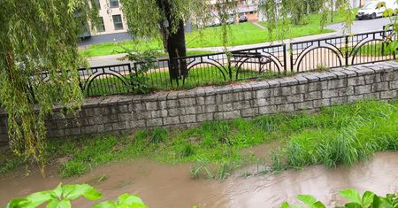 Elbląg w gotowości: Rośnie poziom wody w rzece Kumiela