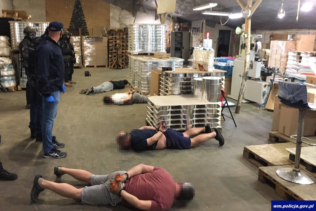 nielegalna fabryka