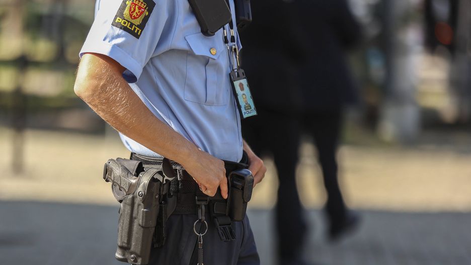 10-year commemoration of the 2011 Utoya terrorist attackepa09357662 Armed police stands outside Oslo Cathedral, in Oslo, Norway, 22 July 2021, during the memorial service commemorating the 10 years aniversary after the terrorist attack on 22 July 2011. Norway is commemorating the event that killed 77 people at the Government Office Complex in Oslo and on the island of Utoya. National memorial events will be held throughout the day in Oslo and in the municipality of Hole.  EPA/GEIR OLSEN  NORWAY OUT 
Dostawca: PAP/EPA.GEIR OLSEN
