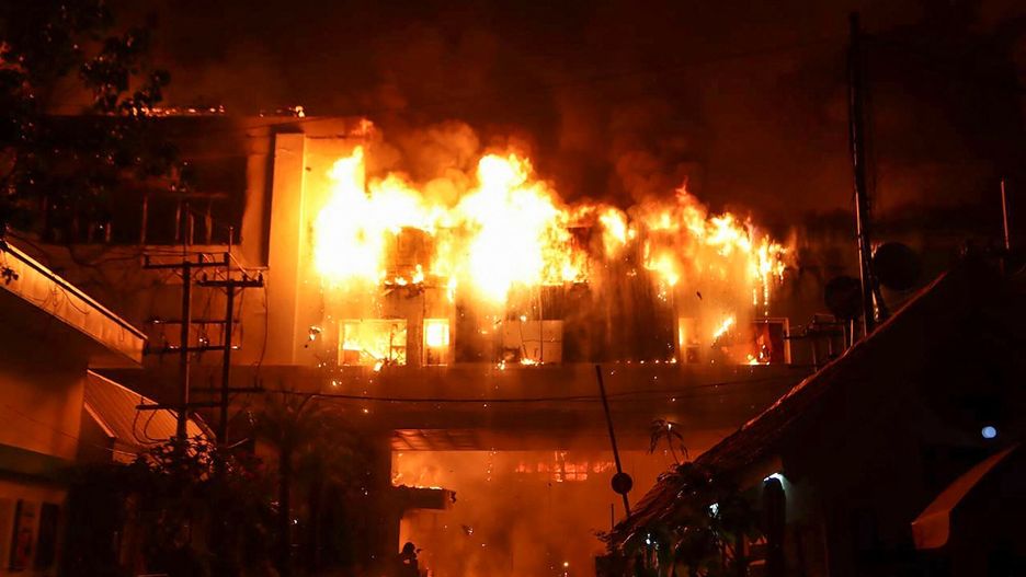 Po?ar w hotelu-kasynie w Kambod?y
A major fire burns through the Grand Diamond City hotel-casino in Poipet on December 29, 2022. - As many as 10 people have died in a fire at a Cambodian hotel-casino on the border of Thailand, with photos showing groups desperately huddled on ledges as fierce flames surround them. (Photo by AFP)
STR