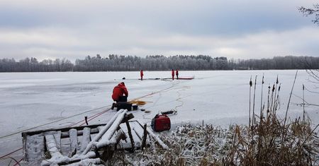Pod wędkarzem załamał się lód. Mężczyzna nie żyje