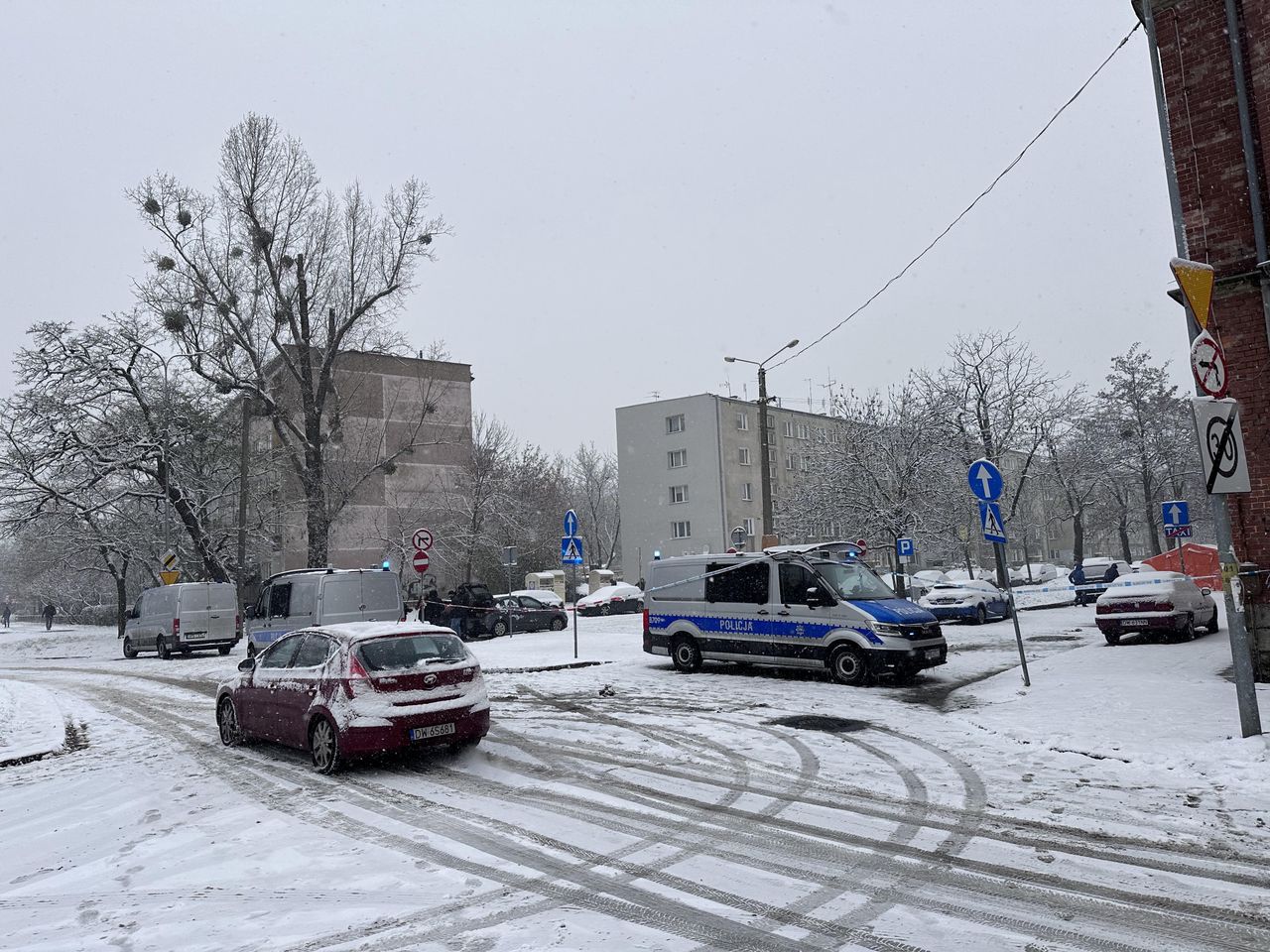 Ul. Sudecka o godz. 10 - na miejscu wciąż trwa praca policji