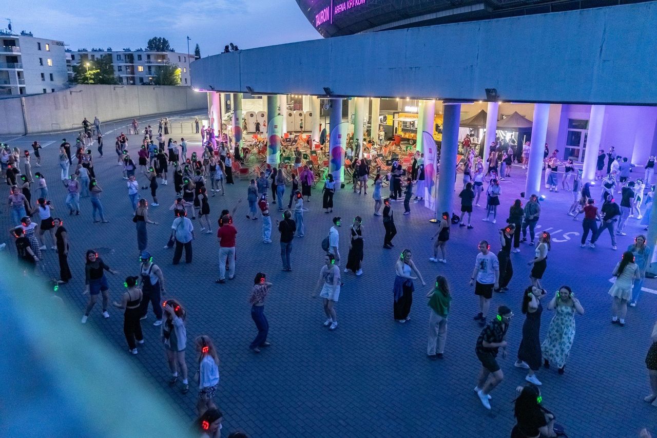 Silent Disco w Tauron Arena Kraków, czyli Cisza na Fali. Tłumy na parkiecie, a nic nie słychać
