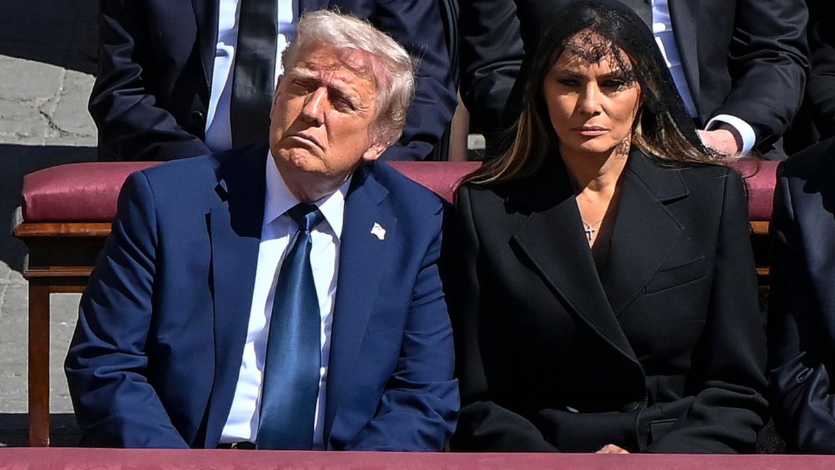 Melania Trump pomogła mężowi na pogrzebie papieża