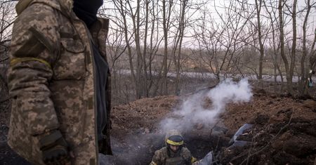 Żołnierze toną w błocie na froncie. "Przed tym się nie schowasz, biją gęsto"