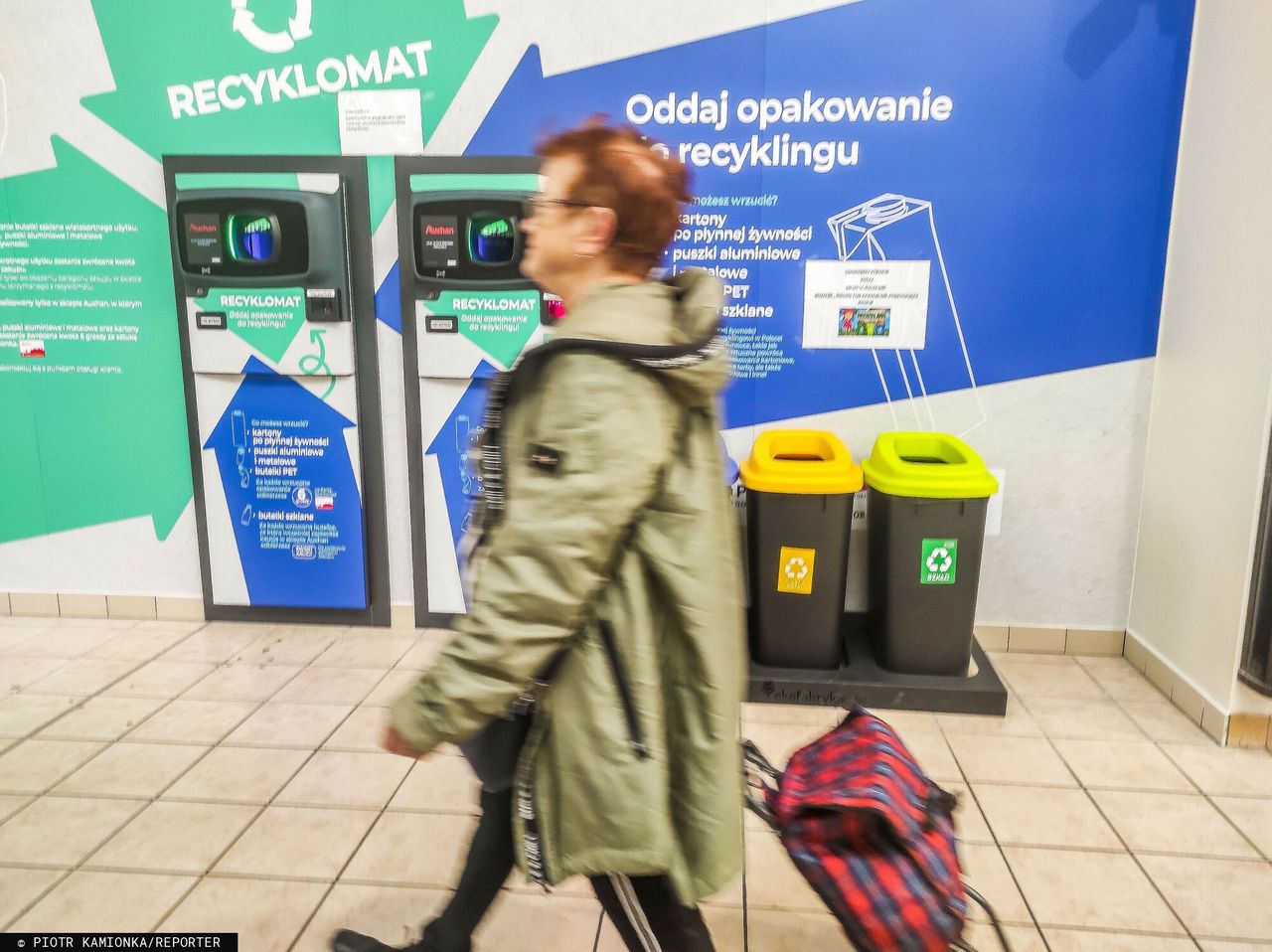 Zamieszanie w sklepach. Wystawiają kartony zamiast automatów