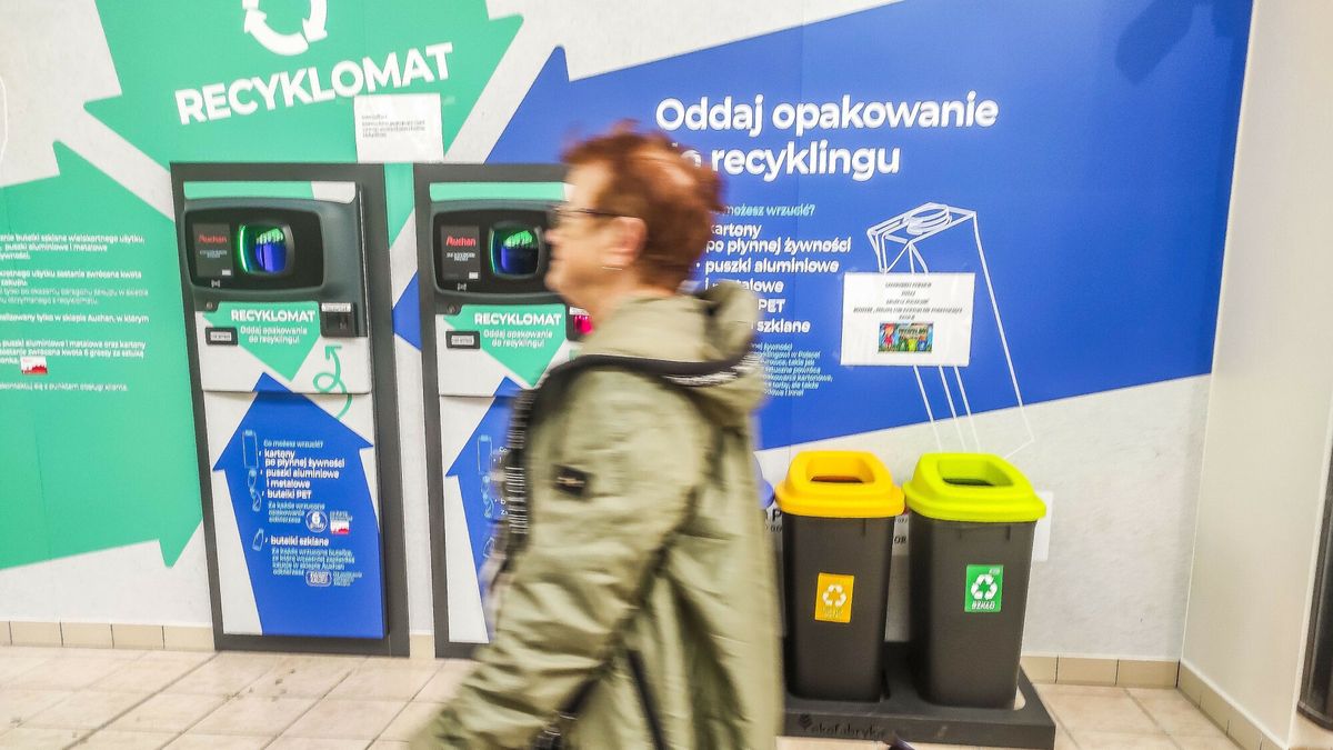 Recyklomat  w ?odzi
07.05.2024 Lodz. Recyklomat zainstalowany w jednym z lodzkiech sklepow Auchan. Urzadzenie rozpoznaje, czy ma do czynienia z butelka PET, szklana, aluminiowa puszka czy np. kartonem po mleku. Kaucja - pieniadze za wrzucenie odpadow do maszyny nabijane sa na karte sklepu. Najblizsze tego typu urzadzenie znajduje sie w odleglej Australii. Fot. Piotr Kamionka/REPORTER
Piotr Kamionka/REPORTER