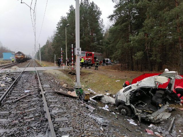 Auto wjechało na tory. Kierowca nie żyje, pociąg w ogniu
