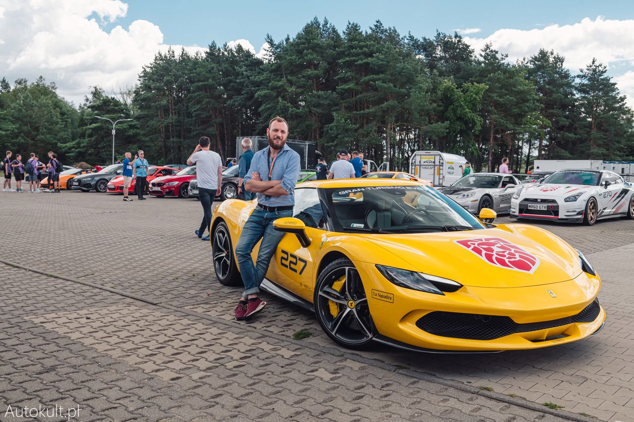 Ferrari 296 GTB i autor tekstu na Gran Turismo Polonia 2022