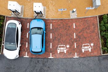 "Elektryki" a auta spalinowe. Naukowcy porównali wpływ na środowisko