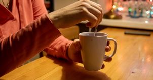 Chroni przed cukrzycą, rakiem, demencją. Naukowcy wskazali napój długowieczności