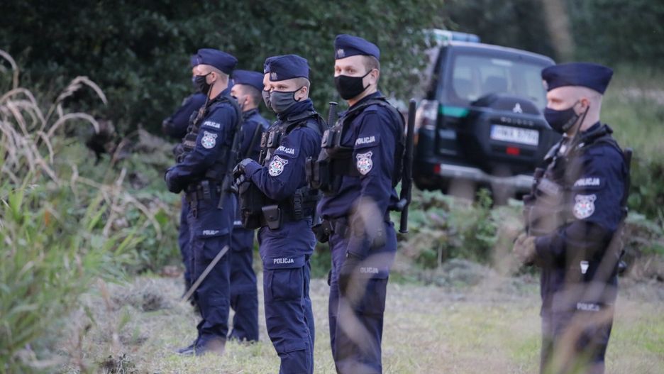 Na granicy Białorusi z Polską ustawiono już zasieki i płot. Pilnują jej mundurowi