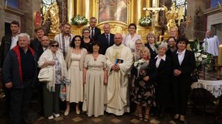 Nowi księża w diecezji kieleckiej po Mszy świętej w katedrze w Kielcach przyjmowali życzenia od swoich rodzin, przyjaciół