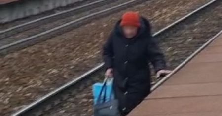 O włos od tragedii na torach. Staruszka szła po torowisku, a z oddali nadjeżdżał pociąg
