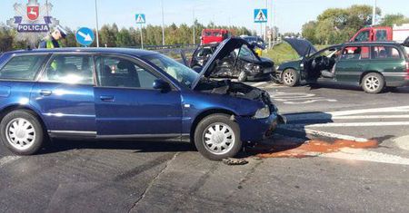 Lubartów: Zderzenie trzech aut na obwodnicy. Trzy osoby trafiły do szpitala