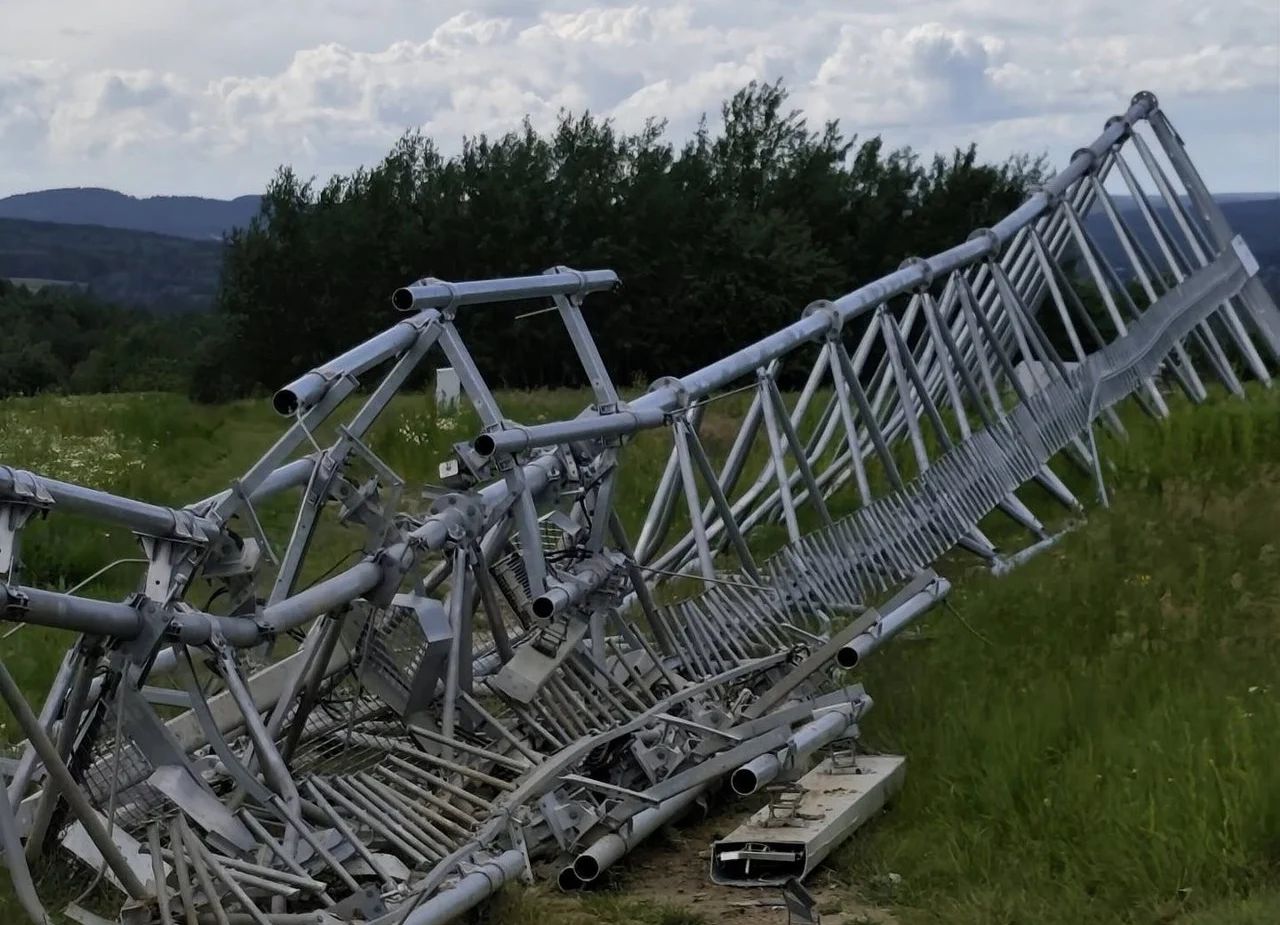 Runął 50-metrowy maszt w Krajnie Pierwszym. Policja bada, czy ktoś celowo odkręcił śruby [zdjęcia]