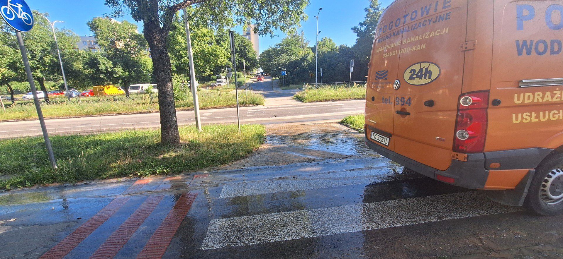 Awaria na ulicy Orkana - ulicą płynie woda. Ekipa Wodociągów Kieleckich  na miejscu. Więcej na kolejnych zdjęciach 