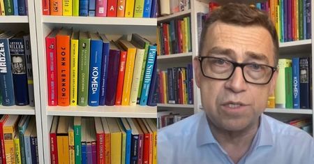 Pomysłowy Maciej Orłoś zaaranżował TĘCZOWĄ BIBLIOTECZKĘ na potrzeby swojego programu: "Nie było łatwo" (FOTO)