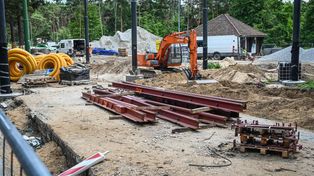 Bydgoszcz: Trwa rozbudowa pętli Las Gdański. Stoją już pierwsze słupy, ruszył montaż torów - zdjęcia