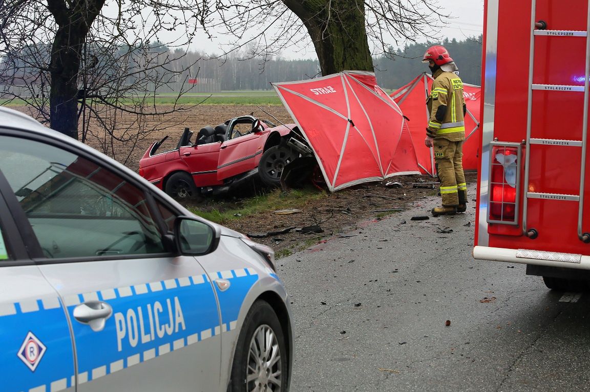 Boników. Tragiczny wypadek. BMW wjechało w drzewo