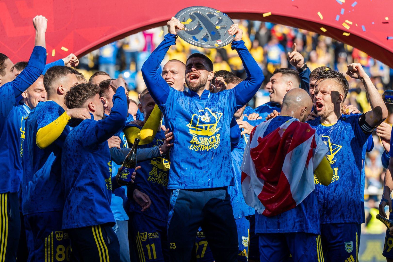 Korespondencyjny wyścig Arki Gdynia z Bruk-Betem Termaliką Nieciecza o mistrzostwo 1 Ligi