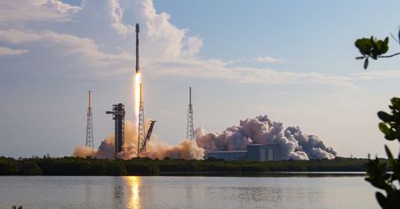 Falcon 9 wyniesie w kosmos polskiego satelitę EagleEye. Rakietę będzie widać nad Polską. O której godzinie?