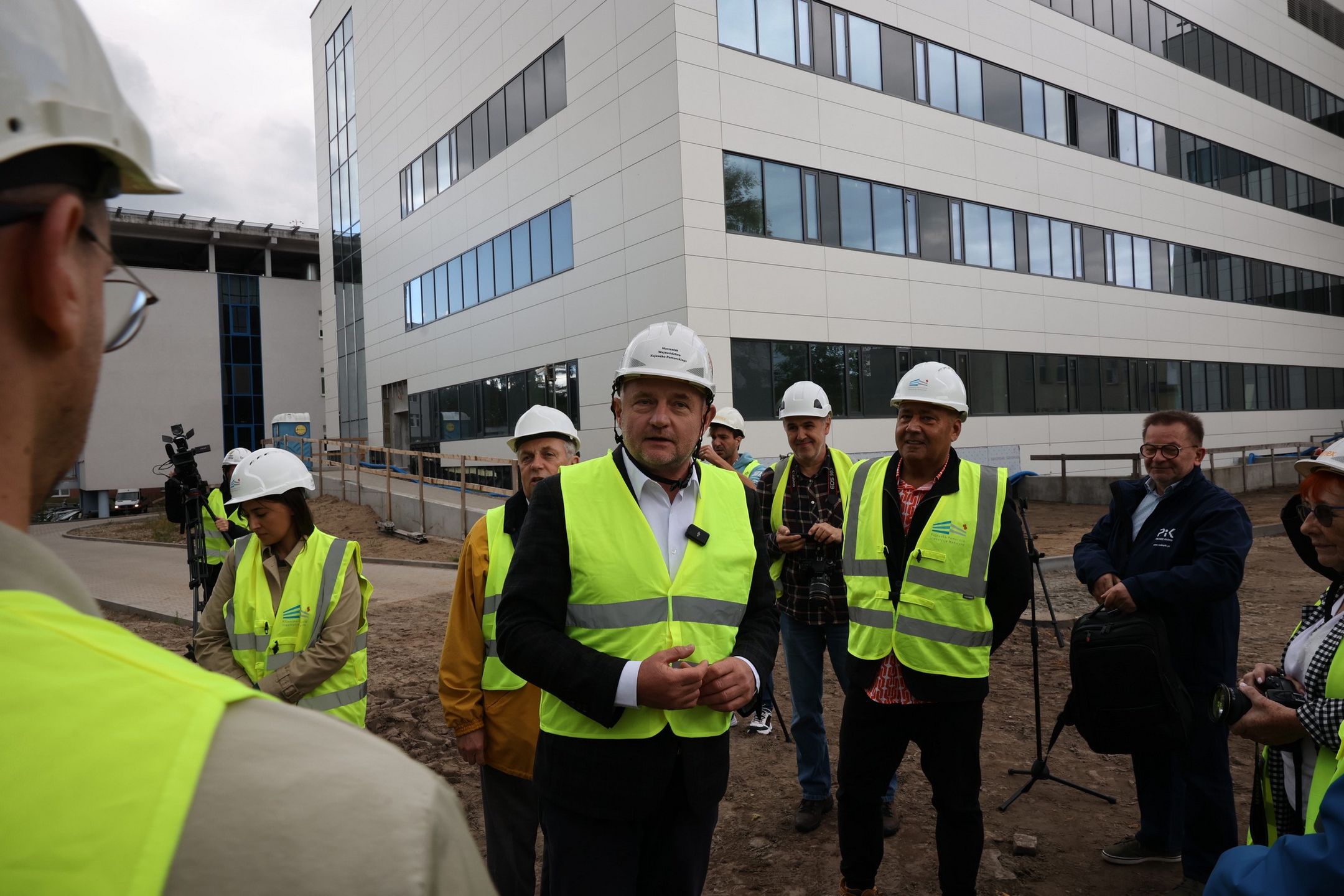Piotr Całbecki wizytował budowę nowego budynku szpitala