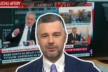 Michał Rachoń na tle kadru z reportażu w "Czarno na białym"