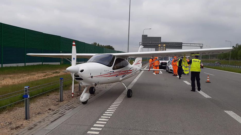 Awaryjne lądowanie na autostradzie. Służby w akcji