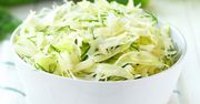 Do młodej kapusty dodaję kilka składników i zalewam pysznym sosem. Ta surówka pasuje to wszystkiego