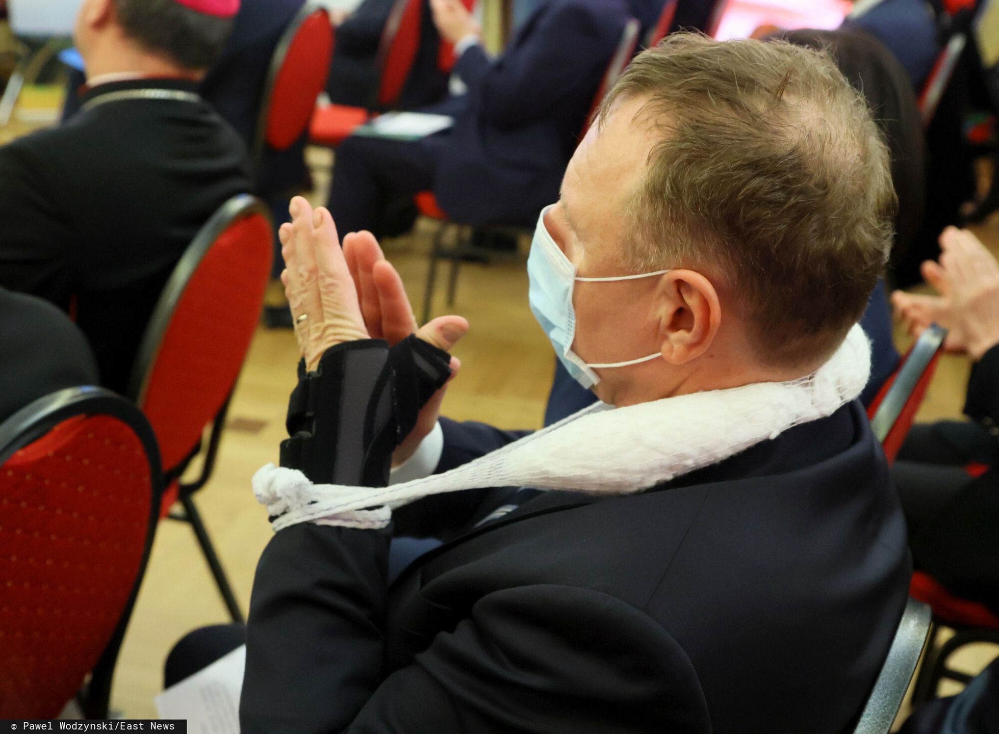 Jacek Kurski z ręką na temblaku