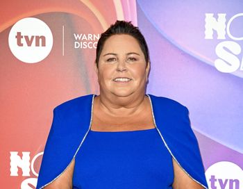 Welmann stawia na kolory. Wybrała neonowy sweter i czekoladową spódnicę